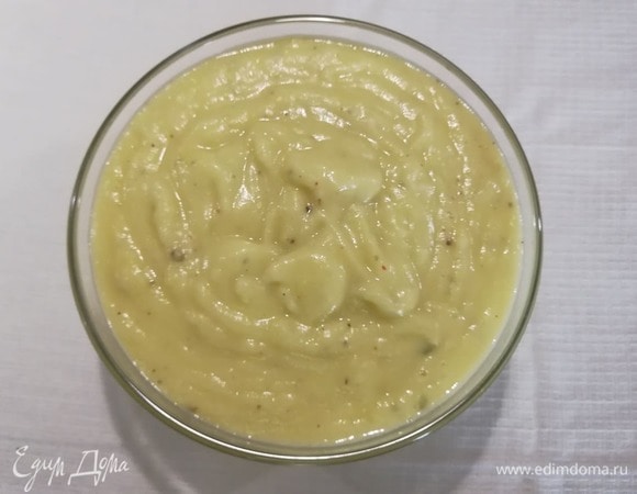 Должна получиться консистенция густой сметаны. Посолить, поперчить.