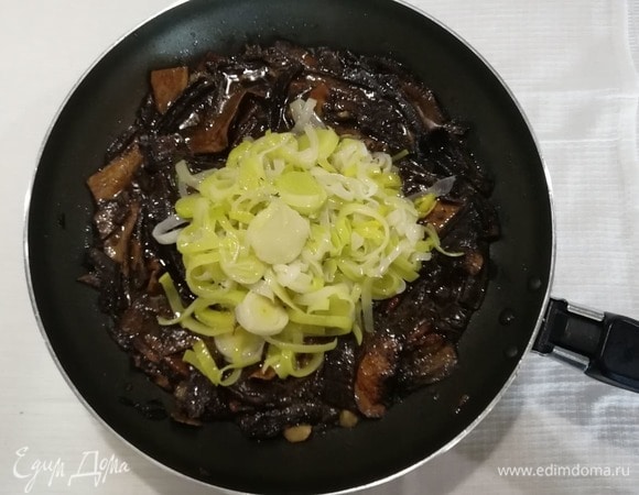 Оставшийся порей добавить к грибам, перемешать и довести до готовности, потушив около 5 минут.