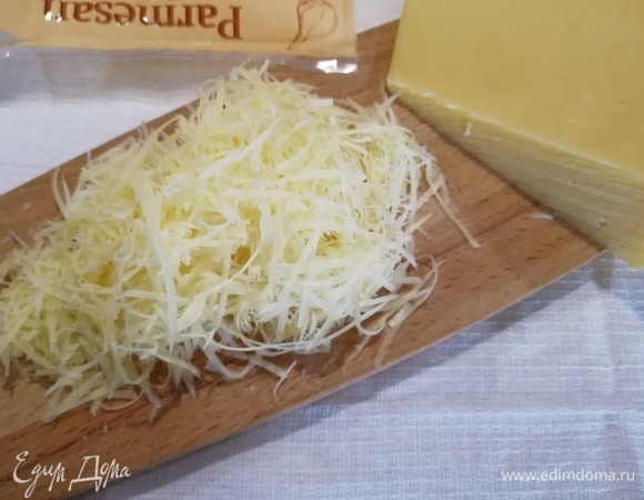 Пармезан натереть.