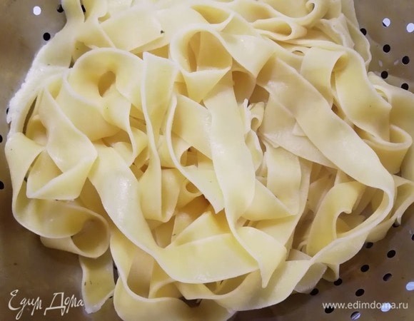 Папарделле отварить в подсоленной воде согласно инструкции на упаковке. 200 мл воды, в которой варились макароны, необходимо сохранить.