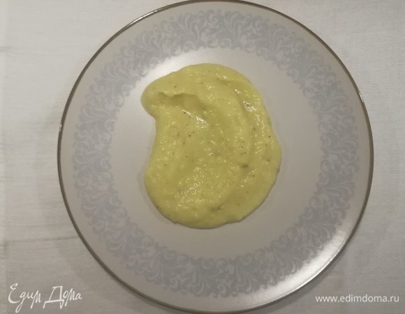 На тарелку выложить 2 ст. л. взбитого с картофелем порея.