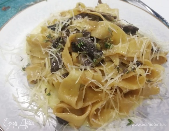 На картофель выложить папарделле и посыпать пармезаном.