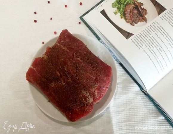 Мясо натереть черным перцем, смазать оливковым маслом.