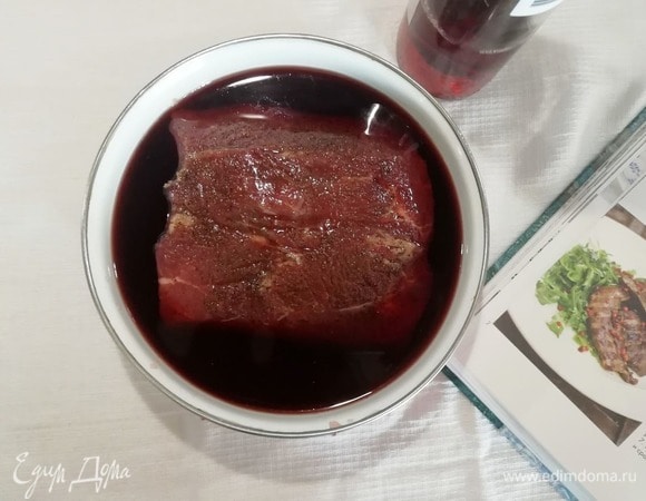 Перекладываем мясо в эмалированную емкость, заливаем вином, накрываем крышкой и оставляем мариноваться на 1 час.