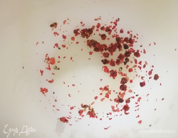 Розовый перец довольно крупно растираем в ступке, оставив целыми несколько горошин.