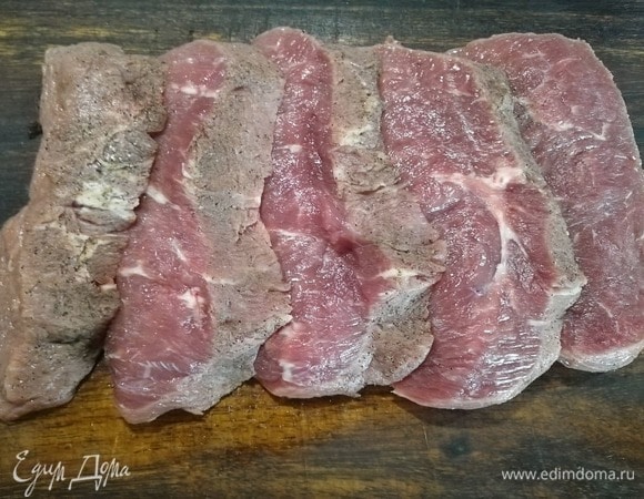 Замаринованное мясо нарезать на пласты толщиной в 1 см.
