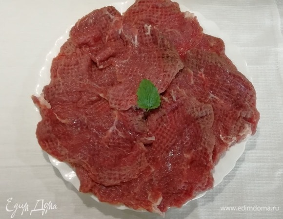 Хорошо отбиваем мясо и посыпаем розовым перцем.