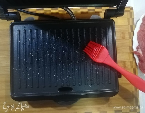 Разогреваем гриль-пресс, смазываем его небольшим количеством оливкового масла.