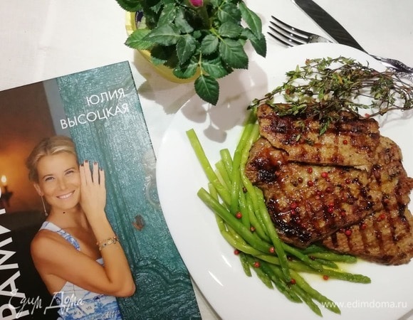 Выкладываем мясо и припущенную спаржу на тарелку, поливаем заправкой и сразу подаем.