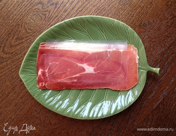 Часть хамона нарезаю для фарша, другую использую для того, чтобы обернуть перепелок перед выпеканием.