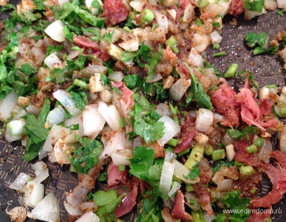 На сковородку кладу хамон, обжариваю на оливковом масле, добавляю лук, чеснок, петрушку, хорошо помешивая. Добавляю сухари, соль, перец, все хорошо перемешиваю, убираю с плиты.