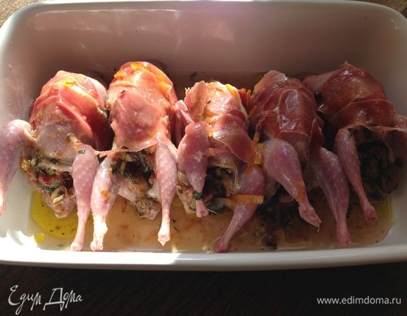 Оборачиваю хамоном. Маринад из пакета выливаю в жаровню. Духовку разогреваю до 220°C.