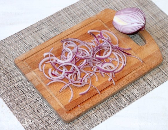 Лук почистить, тонко нарезать и разобрать на полукольца.