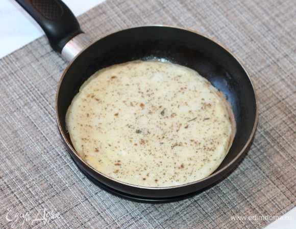 Разогреть в сковороде сливочное и оливковое масло, влить яйца со специями и готовить омлет в течение 2 минут. Диаметр моей сковороды 16–18 см, и у меня получилось 2 омлета.