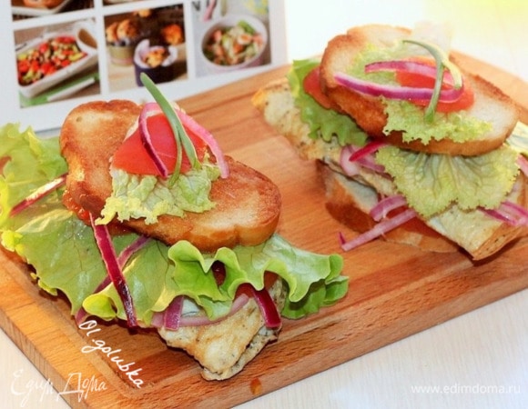 Хлеб (у меня вчерашний) я сбрызнула оставшимся маслом и обжарила на сковороде. Выложила на 2 кусочка хлеба большие листья зеленого салата. На одну половинку листочка салата положила кружочки помидора, лук и омлет. Затем закрыла начинку второй половинкой листика салата и кусочком обжаренного хлеба. Приятного аппетита!