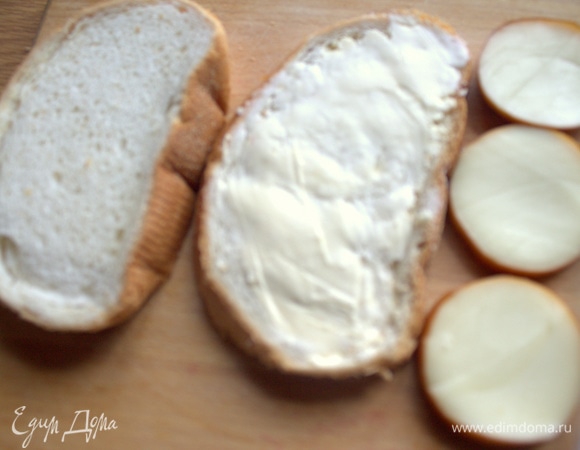 Нужно один кусок батона смазать маслом.