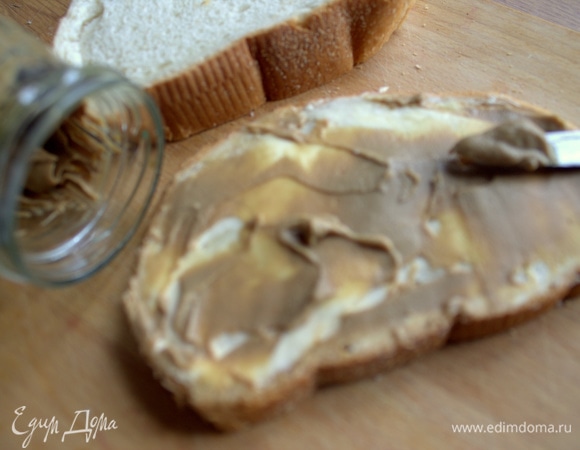 Сверху на масло наносим горчицу.
