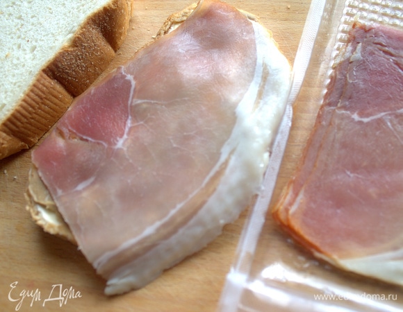 Тонкий ломтик ветчины или бекона сверху.