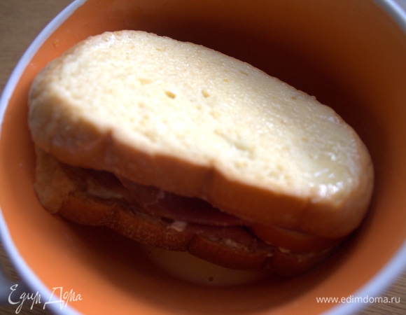 Окунуть со всех сторон бутерброд в яйце.