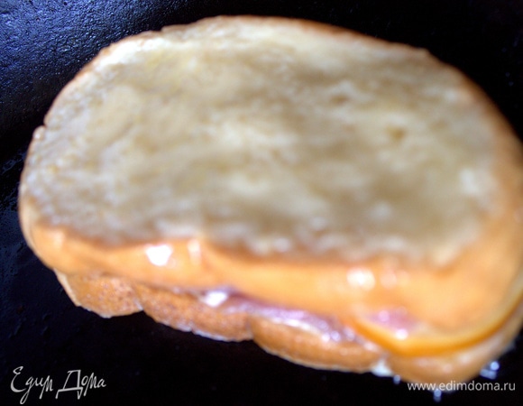 Перенести на разогретую сковороду с оливковым и сливочным маслом.