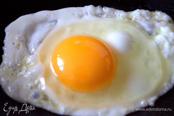 В отдельной сковороде с оливковым маслом разбить осторожно яйцо, чтобы сохранить желток целым.