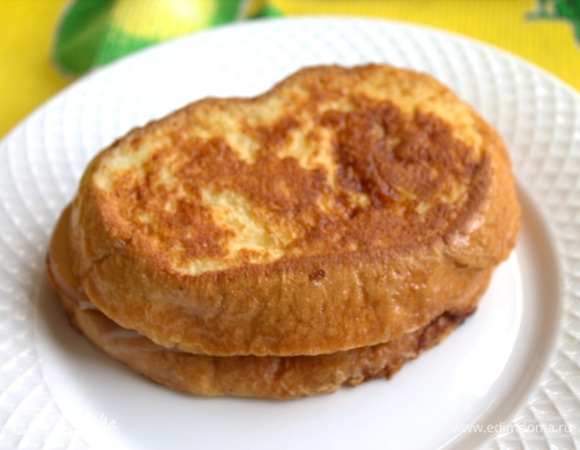 Перенести крок-мадам на тарелку.