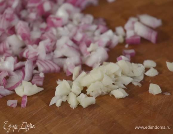 Красный лук и чеснок почистить и мелко порубить.<br />
 