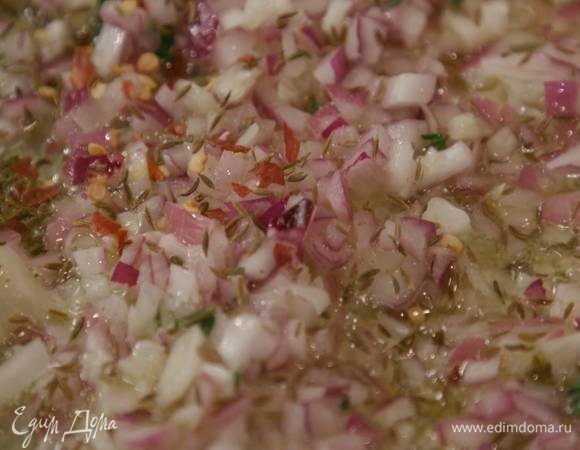 Разогреть в сковороде оливковое масло, выложить лук и чеснок, добавить листья тимьяна, зиру, перец чили и все обжарить.