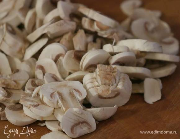Шампиньоны нарезать пластинками.