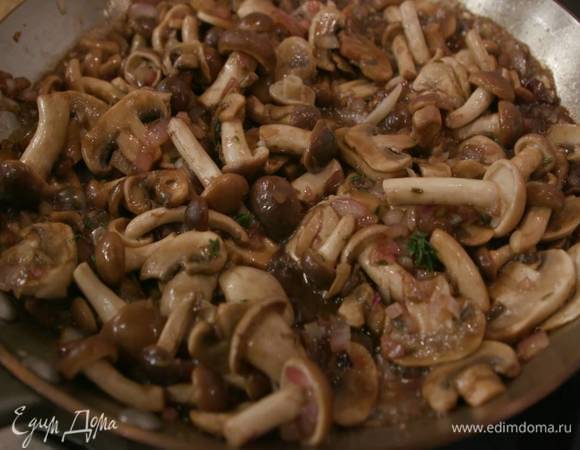 К луку с чесноком добавить шампиньоны, целые опята, все перемешать, посолить, и обжаривать 5‒7 минут, затем влить бальзамический уксус, все перемешать и дать уксусу выпариться.