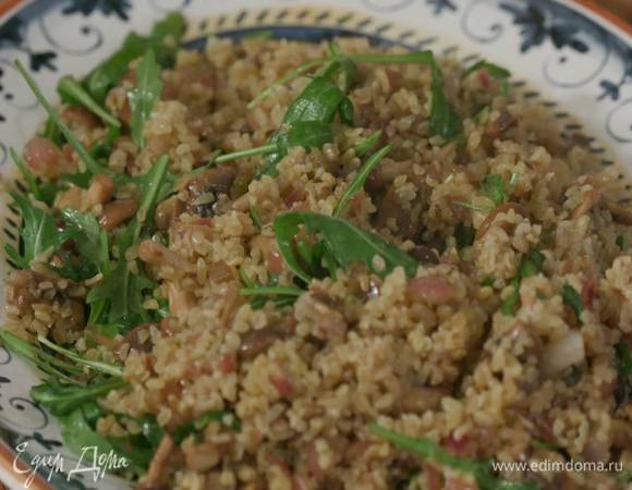 Горячие грибы добавить в булгур, перемешать, затем добавить руколу, еще раз все перемешать и выложить на блюдо.