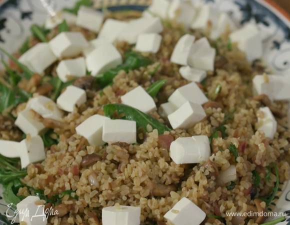 Фету нарезать маленькими кусочками и украсить булгур.