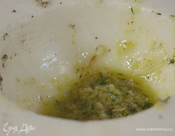 Приготовить маринад: чеснок почистить, поместить в ступку, добавить соль, свежемолотый перец и все растереть, добавить листья тимьяна и еще немного растереть, затем добавить цедру и сок лимона, влить оливковое масло и все перемешать.