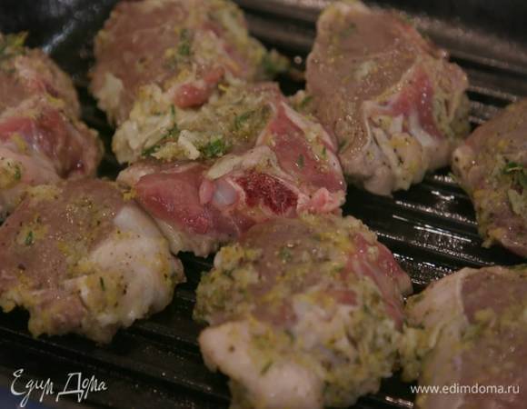 Баранину смазать маринадом и оставить при комнатной температуре на полчаса, затем обжарить на сковорде-гриль до готовности.