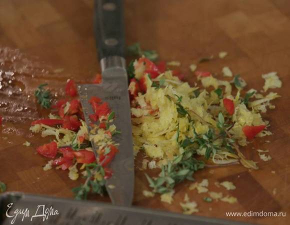 Натертую цедру соединить с листьями тимьяна, измельченным перцем чили и все вместе порубить.