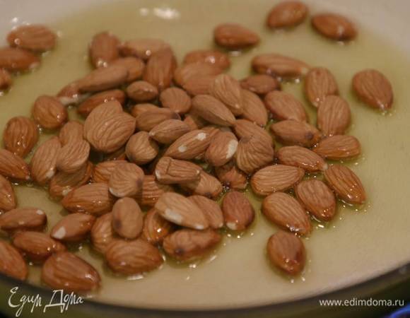 Разогреть в сковороде оливковое масло, обжарить миндаль и промокнуть бумажным полотенцем, чтобы удалить излишки жира.