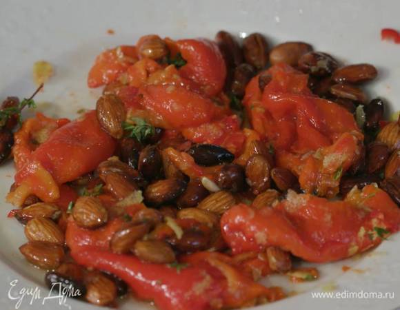 Обжаренный миндаль посолить, полить лимонным соком и перемешать с цедрой, тимьяном и перцем чили, все еще немного посолить, добавить запеченный сладкий перец и еще раз перемешать.