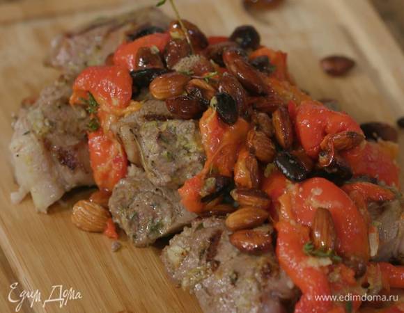 Готовую баранину выложить на деревянную доску, сверху поместить миндаль со сладким перцем.