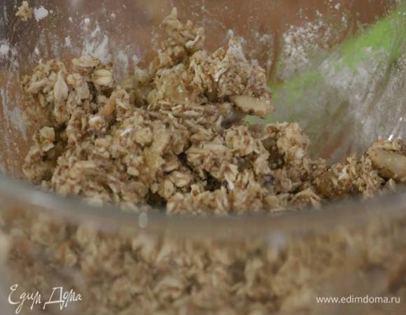 Всыпать в тесто часть муки, добавить кленовый сироп, мед и все перемешать, затем всыпать соль, оставшуюся муку и вымесить тесто руками.