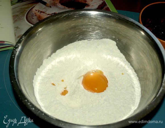 Отделяем желтки от белков. И по одному желтку вмешиваем в муку.