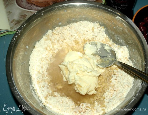 Добавляем 110 г размягченного сливочного масла, холодное молоко, ром.