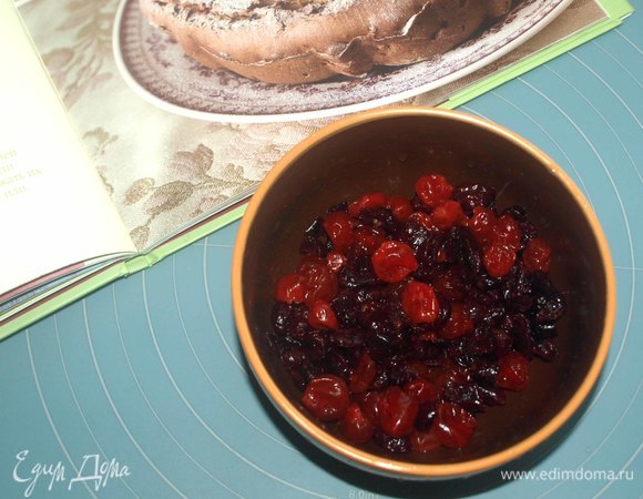 Клюкву и вишню промыть теплой водой.