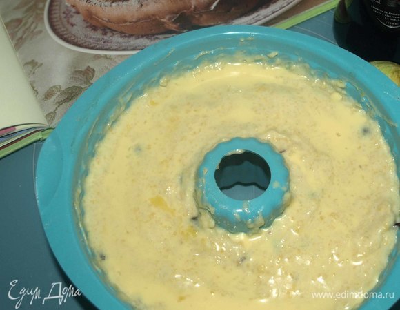 Форму смазать оставшимся сливочным маслом и посыпать панировочными сухарями. Выкладываем в форму тесто. Желток взбить со сливками вилкой и смазать тесто. Я смазывала за 10 минут перед тем, как извлечь кольцо из духовки, потому что тесто у меня было слегка жидковатым. Отправляем форму в заранее разогретую до 180°C духовку и выпекаем 50 минут (лучше ориентироваться по своей духовке) или выпекать до «сухой спицы».