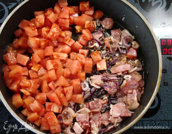 Затем добавить помидоры и все потушить минут 10.