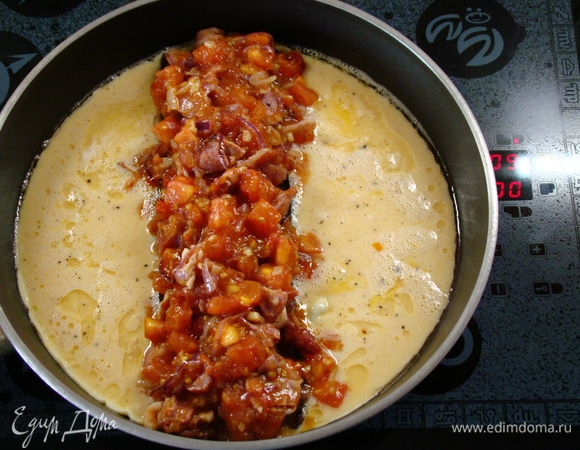 Сверху на гренки выложить соус с томатами и беконом.