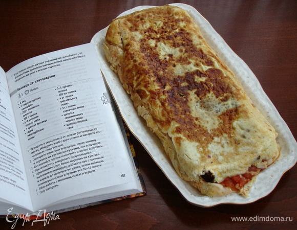 Я яичницу переложила на блюдо, перевернув ее. Но можно этого не делать, а переложить обычным способом.