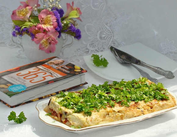 Сверху готовую яичницу посыпать рубленой зеленью и подать к столу.