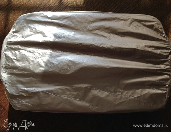 В оригинале рецепта перепелки запекаются в рукаве, я просто кладу в жаровню и сверху накрываю фольгой. Запекаю 25–30 минут.