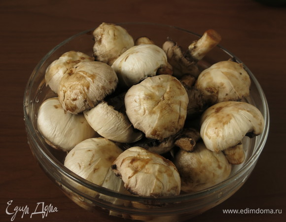 Шампиньоны моем и чистим.