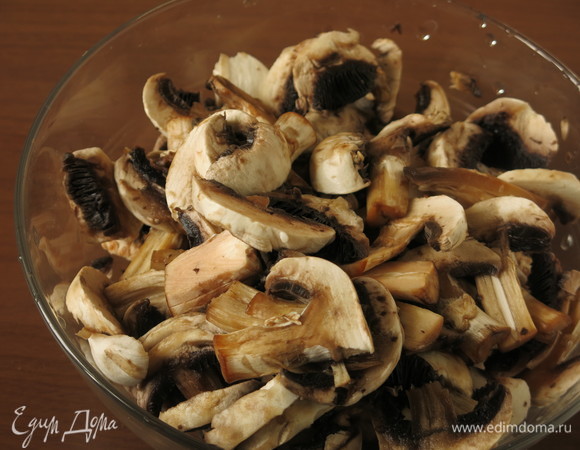 Нарезаем тонкими пластинками.